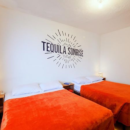 Tequila Sunrise Hostel グアテマラシティ エクステリア 写真