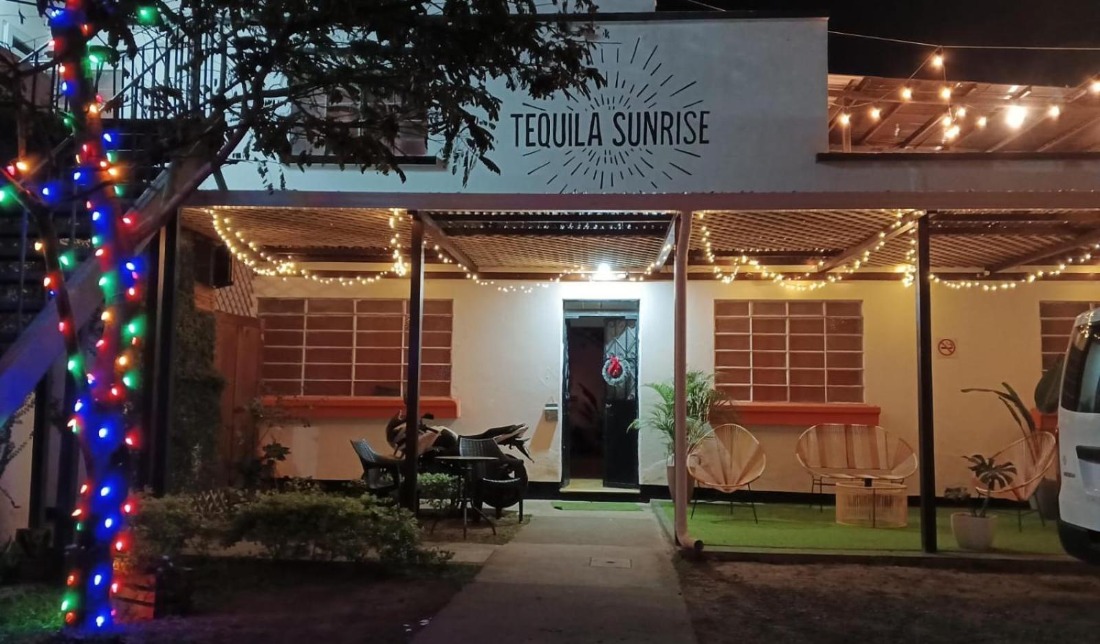 Tequila Sunrise Hostel グアテマラシティ エクステリア 写真