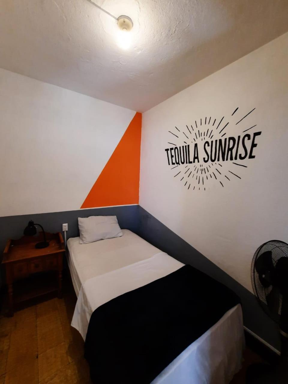 Tequila Sunrise Hostel グアテマラシティ エクステリア 写真